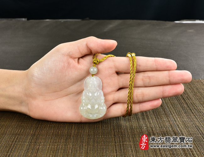 翡翠觀世音菩薩項鍊玉珮大小示意照片（觀世音菩薩、寶瓶觀音：觀世音菩薩牌A貨翡翠觀世音菩薩玉珮、緬甸玉觀世音菩薩玉墜）。淡綠色糯種觀世音菩薩，GY1005。客製化訂做各種翡翠觀世音菩薩吊墜玉珮項鍊。★附A貨翡翠雙證書