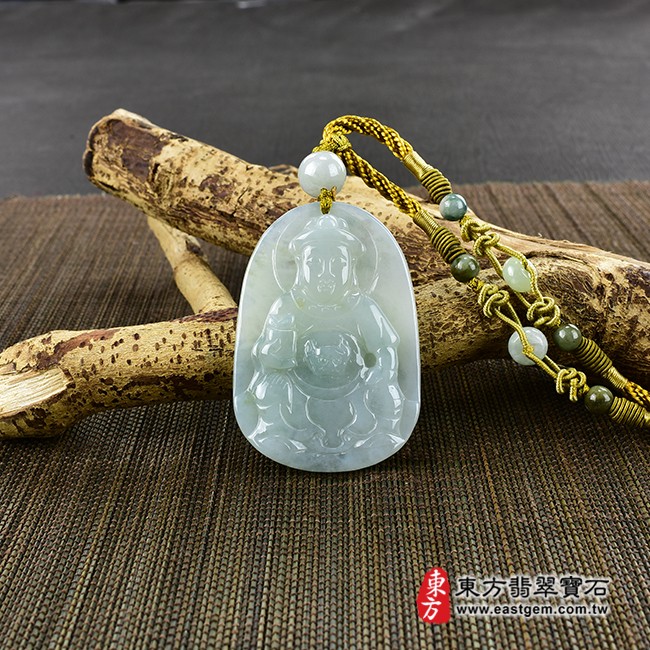 關平帝君項鍊玉珮情境照片  翡翠關平帝君項鍊玉珮（靈侯太子：關平帝君牌A貨翡翠關平帝君玉珮、緬甸玉關平帝君玉墜）。綠色糯種撒金花關平帝君，KG375。客製化訂做各種翡翠關平帝君吊墜玉珮項鍊。★附A貨翡翠雙證書