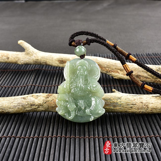 玄天上帝項鍊玉珮情境照片  翡翠玄天上帝項鍊玉珮（玄天上帝：玄天上帝牌A貨翡翠玄天上帝玉珮、緬甸玉玄天上帝玉墜）。綠色糯種玄天上帝，ST094。客製化訂做各種翡翠玄天上帝吊墜玉珮項鍊。★附A貨翡翠雙證書