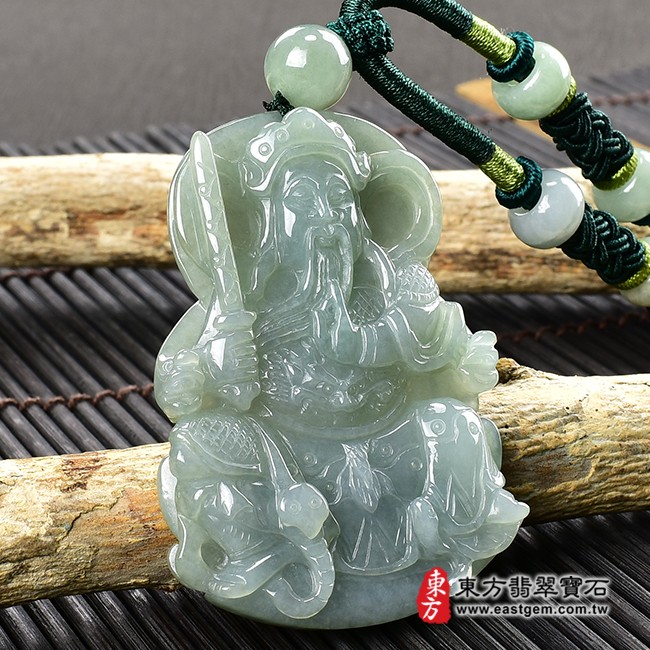 玄天上帝項鍊玉珮左側照片 翡翠玄天上帝項鍊玉珮(玄天上帝:玄天上帝牌A貨翡翠玄天上帝玉珮、緬甸玉玄天上帝玉墜)。綠色糯種玄天上帝,ST095。客製化訂做各種翡翠玄天上帝吊墜玉珮項鍊。★附A貨翡翠雙證書 玄天上帝項鍊玉珮左側照片 翡翠玄天上帝項鍊玉珮(玄天上帝:玄天上帝牌A貨翡翠玄天上帝玉珮、緬甸玉玄天上帝玉墜)。綠色糯種玄天上帝,ST095。客製化訂做各種翡翠玄天上帝吊墜玉珮項鍊。★附A貨翡翠雙證書