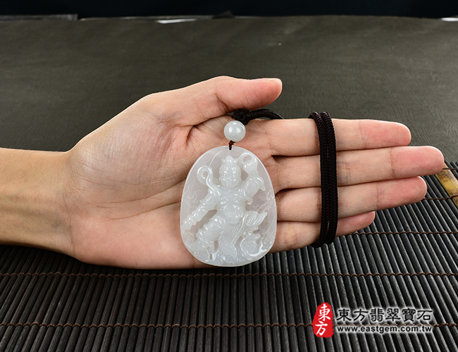三太子項鍊玉珮大小示意照片  翡翠三太子項鍊玉珮（中壇元帥、哪吒：三太子牌A貨翡翠三太子玉珮、緬甸玉哪吒三太子玉墜）。白綠色糯種三太子，TT100。客製化訂做各種翡翠哪吒三太子吊墜玉珮項鍊。★附A貨翡翠雙證書