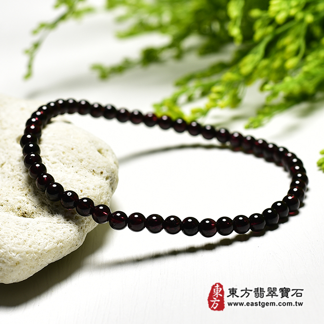 石榴石手鍊左側照片 石榴石手鍊（石榴石珠子，珠徑約4mm，50顆珠，ORP083）。客製化設計各種石榴石珠串、石榴石珠子、石榴石手鍊、石榴石手珠。★附東方翡翠寶石保證卡