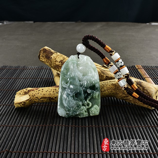 觀世音菩薩項鍊玉珮情境照片  翡翠觀世音菩薩項鍊玉珮（觀世音菩薩、乘龍觀音：觀世音菩薩牌A貨翡翠觀世音菩薩玉珮、緬甸玉觀世音菩薩玉墜）。深淺綠糯種帶飄花觀世音菩薩，GY1061。客製化訂做各種翡翠觀世音菩薩吊墜玉珮項鍊。★附A貨翡翠雙證書