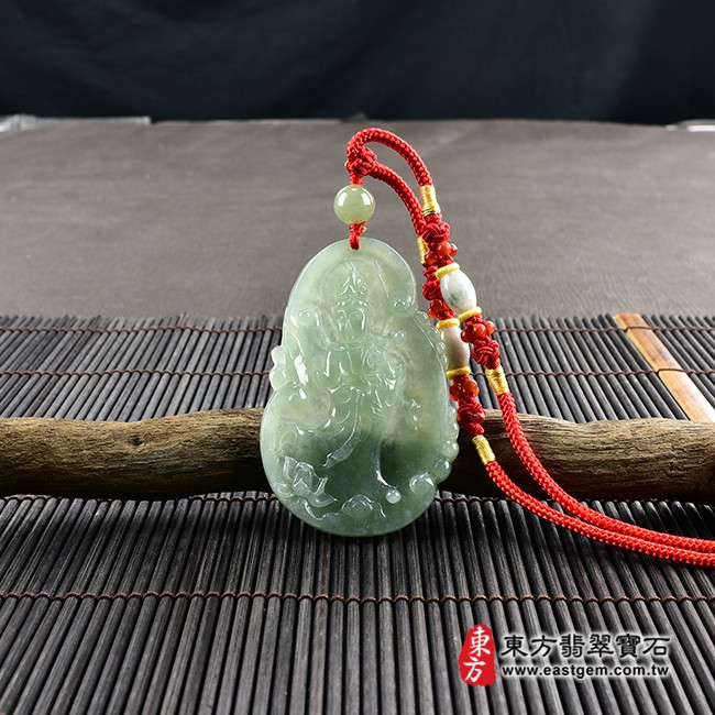 觀世音菩薩項鍊玉珮情境照片  翡翠觀世音菩薩項鍊玉珮（觀世音菩薩、寶瓶觀音：觀世音菩薩牌A貨翡翠觀世音菩薩玉珮、緬甸玉觀世音菩薩玉墜）。淡綠色糯種觀世音菩薩，GY1082。客製化訂做各種翡翠觀世音菩薩吊墜玉珮項鍊。★附A貨翡翠雙證書