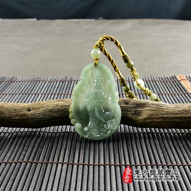 觀世音菩薩項鍊玉珮情境照片  翡翠觀世音菩薩項鍊玉珮（觀世音菩薩：觀世音菩薩牌A貨翡翠觀世音菩薩玉珮、緬甸玉觀世音菩薩玉墜）。淡綠色糯種觀世音菩薩，GY1084。客製化訂做各種翡翠觀世音菩薩吊墜玉珮項鍊。★附A貨翡翠雙證書