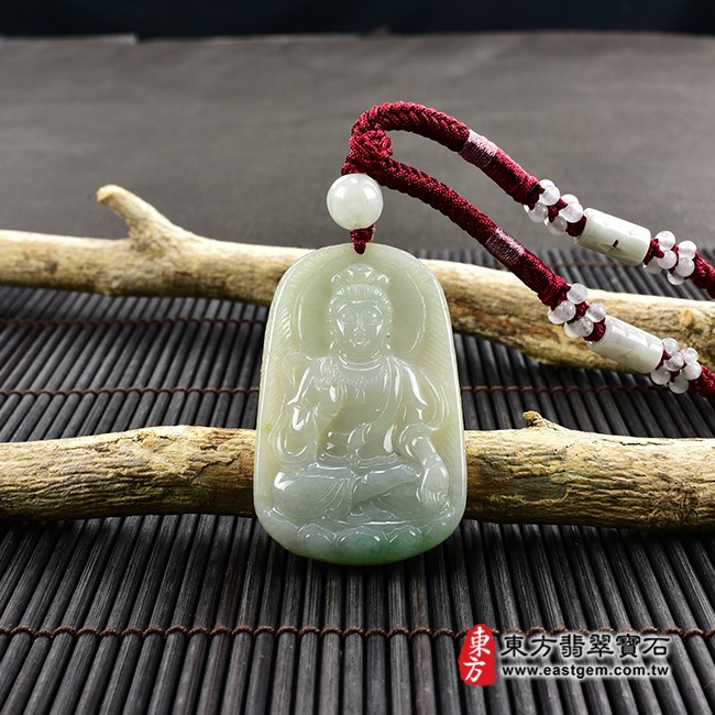 觀世音菩薩項鍊玉珮情境照片  翡翠觀世音菩薩項鍊玉珮（觀世音菩薩：觀世音菩薩牌A貨翡翠觀世音菩薩玉珮、緬甸玉觀世音菩薩玉墜）。淡綠色糯種觀世音菩薩，GY1093。客製化訂做各種翡翠觀世音菩薩吊墜玉珮項鍊。★附A貨翡翠雙證書