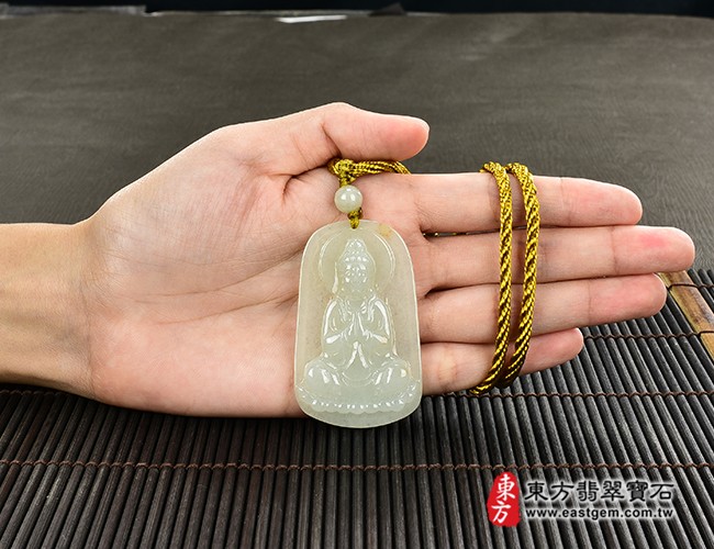 觀世音菩薩項鍊玉珮大小示意照片  翡翠觀世音菩薩項鍊玉珮（觀世音菩薩、合掌觀音：觀世音菩薩牌A貨翡翠觀世音菩薩玉珮、緬甸玉觀世音菩薩玉墜）。淡綠色糯種觀世音菩薩，GY1097。客製化訂做各種翡翠觀世音菩薩吊墜玉珮項鍊。★附A貨翡翠雙證書