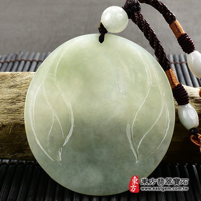 觀世音菩薩項鍊玉珮背面照片  翡翠觀世音菩薩項鍊玉珮（觀世音菩薩、合掌觀音：觀世音菩薩牌A貨翡翠觀世音菩薩玉珮、緬甸玉觀世音菩薩玉墜）。淡綠色糯種觀世音菩薩，GY1099。客製化訂做各種翡翠觀世音菩薩吊墜玉珮項鍊。★附A貨翡翠雙證書