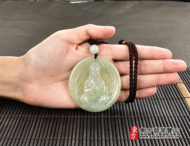 觀世音菩薩項鍊玉珮大小示意照片  翡翠觀世音菩薩項鍊玉珮（觀世音菩薩、合掌觀音：觀世音菩薩牌A貨翡翠觀世音菩薩玉珮、緬甸玉觀世音菩薩玉墜）。淡綠色糯種觀世音菩薩，GY1099。客製化訂做各種翡翠觀世音菩薩吊墜玉珮項鍊。★附A貨翡翠雙證書