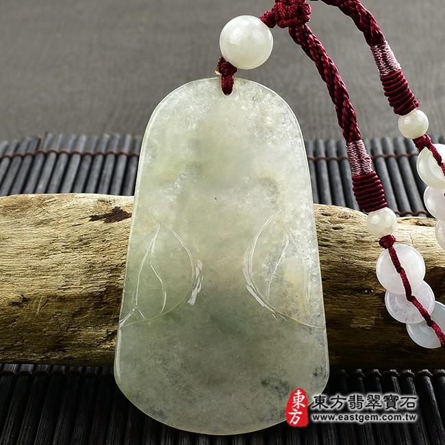 觀世音菩薩項鍊玉珮背面照片  翡翠觀世音菩薩項鍊玉珮（觀世音菩薩、合掌觀音：觀世音菩薩牌A貨翡翠觀世音菩薩玉珮、緬甸玉觀世音菩薩玉墜）。綠色糯種油青觀世音菩薩，GY1100。客製化訂做各種翡翠觀世音菩薩吊墜玉珮項鍊。★附A貨翡翠雙證書