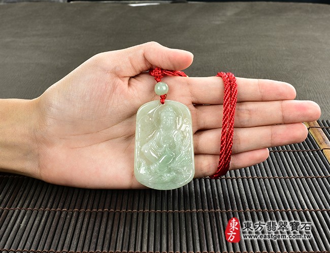 觀世音菩薩項鍊玉珮大小示意照片  翡翠觀世音菩薩項鍊玉珮（觀世音菩薩、乘龍觀音：觀世音菩薩牌A貨翡翠觀世音菩薩玉珮、緬甸玉觀世音菩薩玉墜）。淡綠色糯種觀世音菩薩，GY1108。客製化訂做各種翡翠觀世音菩薩吊墜玉珮項鍊。★附A貨翡翠雙證書