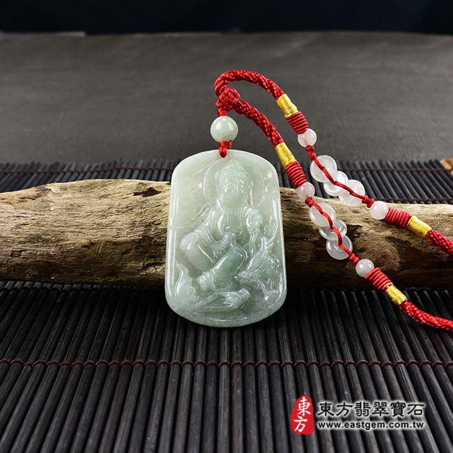 觀世音菩薩項鍊玉珮情境照片  翡翠觀世音菩薩項鍊玉珮（觀世音菩薩、乘龍觀音：觀世音菩薩牌A貨翡翠觀世音菩薩玉珮、緬甸玉觀世音菩薩玉墜）。淡綠色糯種觀世音菩薩，GY1108。客製化訂做各種翡翠觀世音菩薩吊墜玉珮項鍊。★附A貨翡翠雙證書