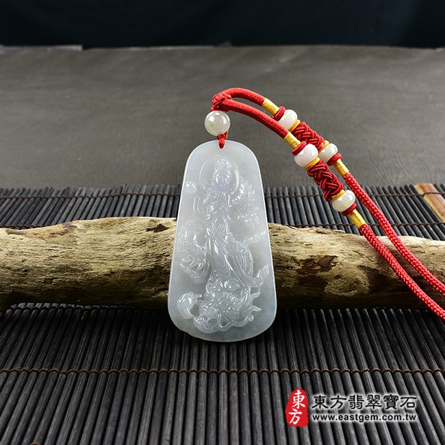 觀世音菩薩項鍊玉珮情境照片  翡翠觀世音菩薩項鍊玉珮（觀世音菩薩、乘龍觀音：觀世音菩薩牌A貨翡翠觀世音菩薩玉珮、緬甸玉觀世音菩薩玉墜）。白綠色糯種觀世音菩薩，GY1109。客製化訂做各種翡翠觀世音菩薩吊墜玉珮項鍊。★附A貨翡翠雙證書