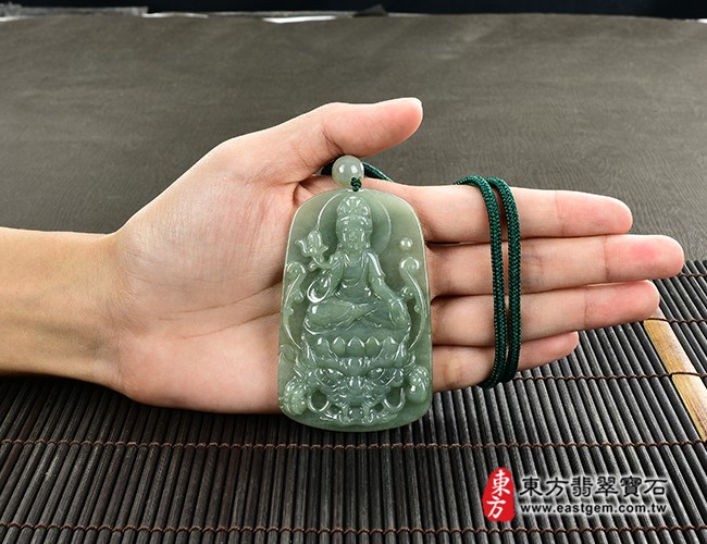 觀世音菩薩項鍊玉珮大小示意照片  翡翠觀世音菩薩項鍊玉珮（觀世音菩薩、乘龍觀音：觀世音菩薩牌A貨翡翠觀世音菩薩玉珮、緬甸玉觀世音菩薩玉墜）。淡綠色糯種觀世音菩薩，GY1111。客製化訂做各種翡翠觀世音菩薩吊墜玉珮項鍊。★附A貨翡翠雙證書