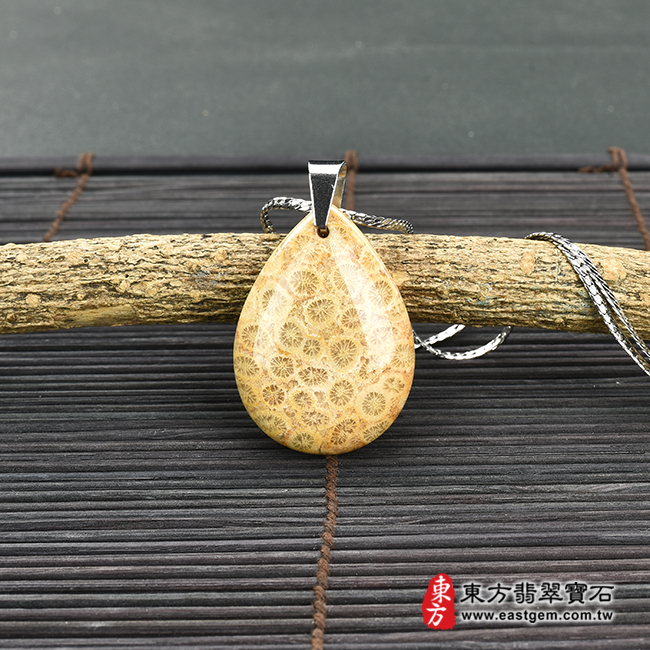 菊花石水滴項鍊玉珮情境照片 菊花石水滴項鍊玉珮（水滴牌菊花石玉珮、菊花石水滴玉墜）。菊花石水滴，EG096。客製化訂做各種菊花石水滴吊墜玉珮項鍊。★東方翡翠寶石保證卡