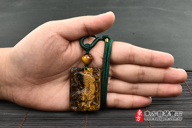 黃虎眼石虎項鍊玉珮大小示意照片 黃虎眼石虎項鍊玉珮（虎虎生風：虎牌黃虎眼石虎玉珮、黃虎眼石虎玉墜、虎十二生肖項鍊）。黃虎眼石虎，TR047。客製化訂做各種黃虎眼石虎吊墜玉珮項鍊。★東方翡翠寶石保證卡
