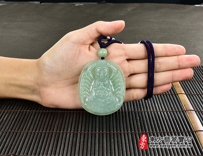 千手觀音項鍊玉珮大小示意照片  翡翠千手觀音項鍊玉珮（千手觀音：千手觀音牌A貨翡翠千手觀音玉珮、緬甸玉千手觀音玉墜）。綠色糯冰種千手觀音，LH167。客製化訂做各種翡翠千手觀音吊墜玉珮項鍊。★附A貨翡翠雙證書
