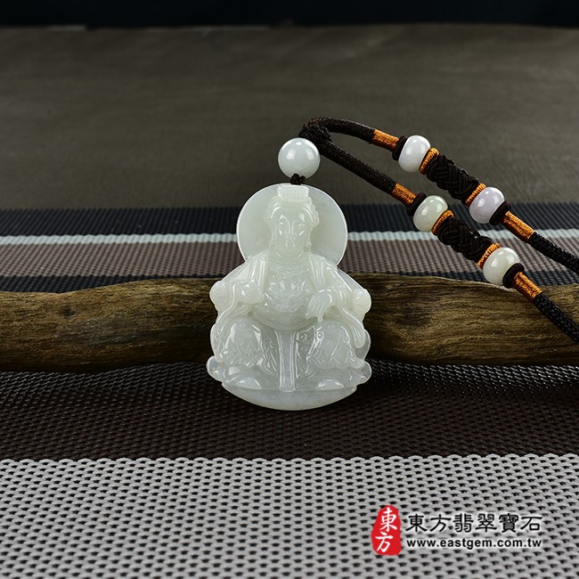 媽祖項鍊玉珮情境照片  翡翠媽祖項鍊玉珮（天上聖母：媽祖牌A貨翡翠媽祖玉珮、緬甸玉媽祖玉墜）。淡綠色糯種媽祖，MD117。客製化訂做各種翡翠媽祖吊墜玉珮項鍊。★附A貨翡翠雙證書