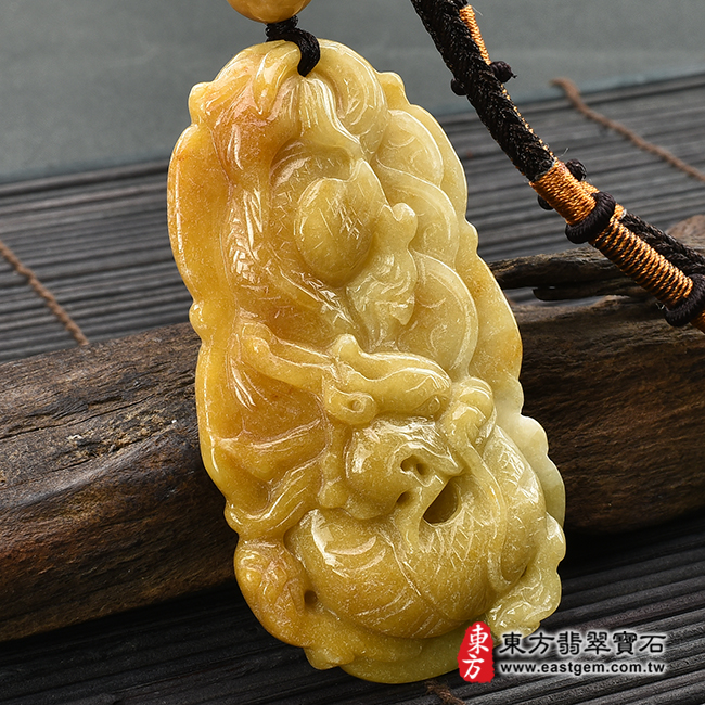 翡翠龍項鍊玉珮左側照片 翡翠龍項鍊玉珮（祥龍瑞氣、招財富貴龍：龍牌A貨翡翠龍玉珮、緬甸玉龍玉墜、龍十二生肖項鍊）黃翡翠龍，DR497。客製化訂做各種翡翠龍吊墜玉珮項鍊。★附A貨翡翠雙證書