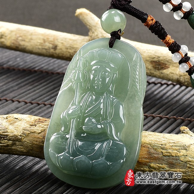 地藏王菩薩項鍊玉珮右側照片  （已出售勿下標，可訂做）翡翠地藏王菩薩項鍊玉珮（地藏王菩薩：地藏王菩薩牌A貨翡翠地藏王菩薩玉珮、緬甸玉地藏王菩薩玉墜）。淡綠色糯種地藏王菩薩，DY113。客製化訂做各種翡翠地藏王菩薩吊墜玉珮項鍊。★附A貨翡翠雙證書
