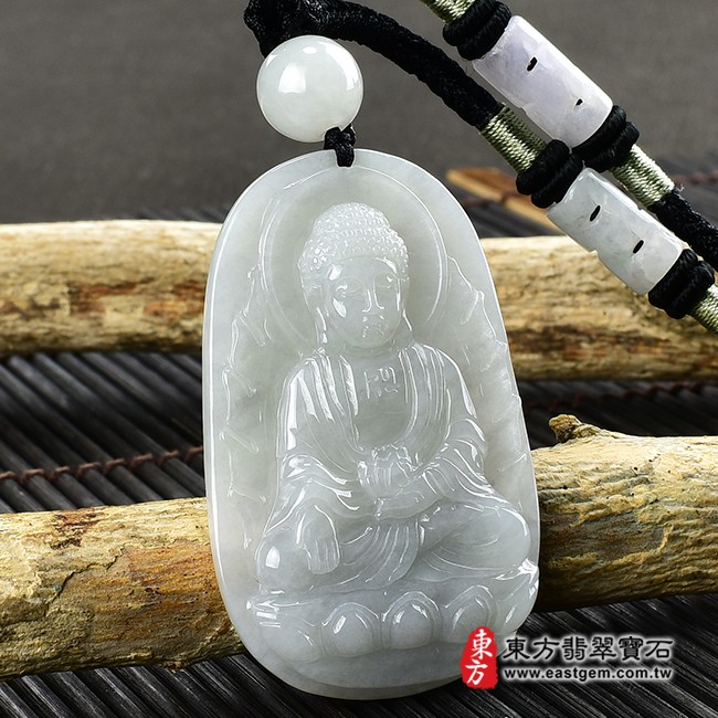 翡翠阿彌陀佛項鍊玉珮左側照片  翡翠阿彌陀佛項鍊玉珮（阿彌陀佛：阿彌陀佛牌A貨翡翠阿彌陀佛玉珮、緬甸玉阿彌陀佛玉墜）。白綠色糯種阿彌陀佛，FD446。客製化訂做各種翡翠阿彌陀佛吊墜玉珮項鍊。★附A貨翡翠雙證書