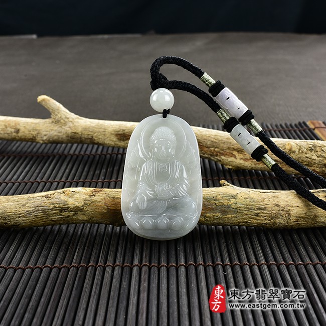翡翠阿彌陀佛項鍊玉珮情境照片  翡翠阿彌陀佛項鍊玉珮（阿彌陀佛：阿彌陀佛牌A貨翡翠阿彌陀佛玉珮、緬甸玉阿彌陀佛玉墜）。白綠色糯種阿彌陀佛，FD446。客製化訂做各種翡翠阿彌陀佛吊墜玉珮項鍊。★附A貨翡翠雙證書
