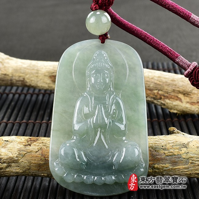 翡翠觀音項鍊玉珮正面照片  翡翠觀世音菩薩項鍊玉珮（觀世音菩薩、合掌觀音：觀音牌A貨翡翠觀世音菩薩玉珮、緬甸玉觀世音菩薩玉墜）。綠色糯種觀世音菩薩，GY1165。客製化訂做各種翡翠觀世音菩薩吊墜玉珮項鍊。★附A貨翡翠雙證書