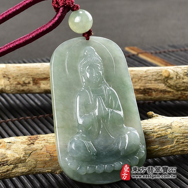 翡翠觀音項鍊玉珮左側照片  翡翠觀世音菩薩項鍊玉珮（觀世音菩薩、合掌觀音：觀音牌A貨翡翠觀世音菩薩玉珮、緬甸玉觀世音菩薩玉墜）。綠色糯種觀世音菩薩，GY1165。客製化訂做各種翡翠觀世音菩薩吊墜玉珮項鍊。★附A貨翡翠雙證書