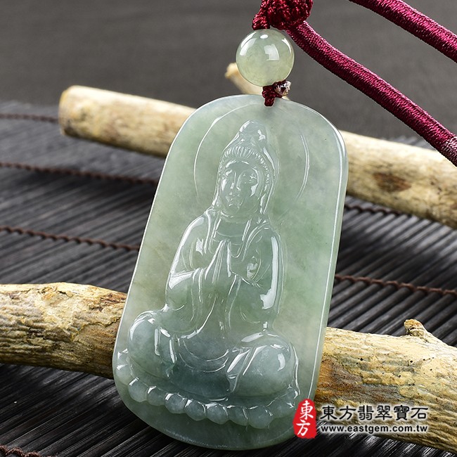 翡翠觀音項鍊玉珮右側照片  翡翠觀世音菩薩項鍊玉珮（觀世音菩薩、合掌觀音：觀音牌A貨翡翠觀世音菩薩玉珮、緬甸玉觀世音菩薩玉墜）。綠色糯種觀世音菩薩，GY1165。客製化訂做各種翡翠觀世音菩薩吊墜玉珮項鍊。★附A貨翡翠雙證書