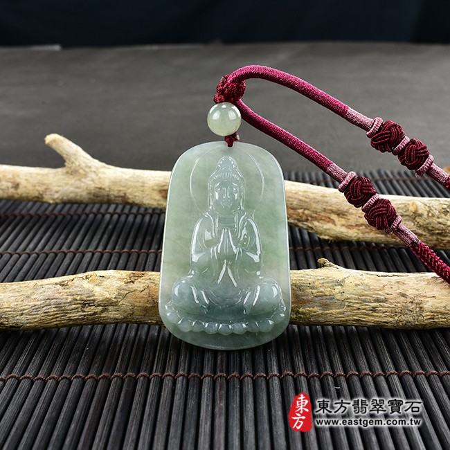 翡翠觀音項鍊玉珮情境照片  翡翠觀世音菩薩項鍊玉珮（觀世音菩薩、合掌觀音：觀音牌A貨翡翠觀世音菩薩玉珮、緬甸玉觀世音菩薩玉墜）。綠色糯種觀世音菩薩，GY1165。客製化訂做各種翡翠觀世音菩薩吊墜玉珮項鍊。★附A貨翡翠雙證書