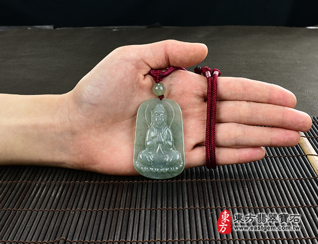 翡翠觀音項鍊玉珮大小示意照片  翡翠觀世音菩薩項鍊玉珮（觀世音菩薩、合掌觀音：觀音牌A貨翡翠觀世音菩薩玉珮、緬甸玉觀世音菩薩玉墜）。綠色糯種觀世音菩薩，GY1165。客製化訂做各種翡翠觀世音菩薩吊墜玉珮項鍊。★附A貨翡翠雙證書