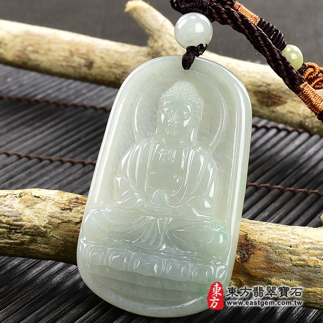 翡翠阿彌陀佛項鍊玉珮右側照片  翡翠阿彌陀佛項鍊玉珮（阿彌陀佛：阿彌陀佛牌A貨翡翠阿彌陀佛玉珮、緬甸玉阿彌陀佛玉墜）。淡綠色糯種阿彌陀佛，FD450。客製化訂做各種翡翠阿彌陀佛吊墜玉珮項鍊。★附A貨翡翠雙證書