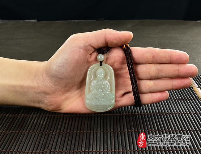 翡翠阿彌陀佛項鍊玉珮大小示意照片  翡翠阿彌陀佛項鍊玉珮（阿彌陀佛：阿彌陀佛牌A貨翡翠阿彌陀佛玉珮、緬甸玉阿彌陀佛玉墜）。淡綠色糯種阿彌陀佛，FD450。客製化訂做各種翡翠阿彌陀佛吊墜玉珮項鍊。★附A貨翡翠雙證書