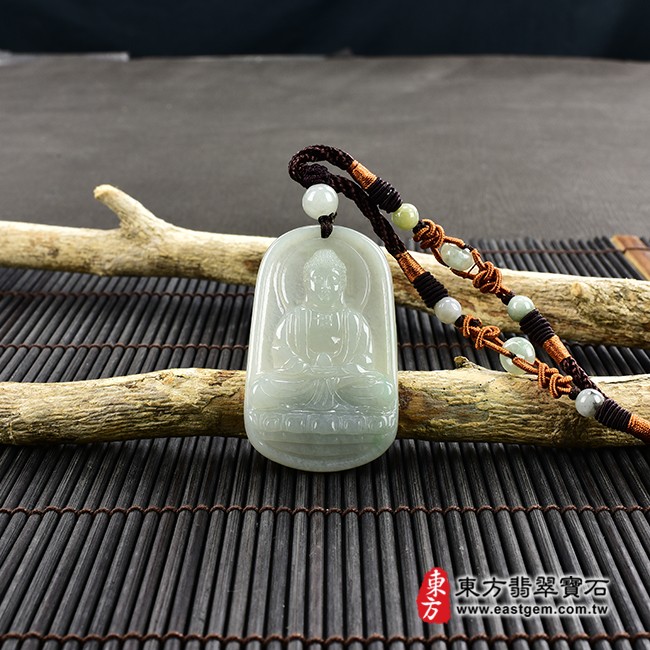 翡翠阿彌陀佛項鍊玉珮情境照片  翡翠阿彌陀佛項鍊玉珮（阿彌陀佛：阿彌陀佛牌A貨翡翠阿彌陀佛玉珮、緬甸玉阿彌陀佛玉墜）。淡綠色糯種阿彌陀佛，FD450。客製化訂做各種翡翠阿彌陀佛吊墜玉珮項鍊。★附A貨翡翠雙證書