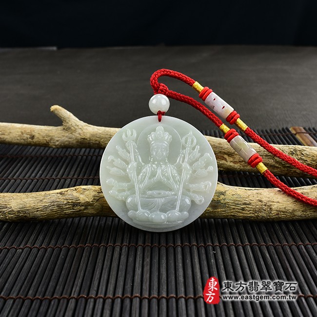 千手觀音項鍊玉珮情境照片  翡翠千手觀音項鍊玉珮（千手觀音、18臂千手觀音：千手觀音牌A貨翡翠千手觀音玉珮、緬甸玉千手觀音玉墜）。淡綠色糯種千手觀音，LH192。客製化訂做各種翡翠千手觀音吊墜玉珮項鍊。★附A貨翡翠雙證書
