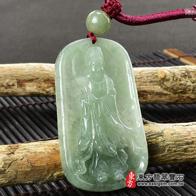 媽祖項鍊玉珮左側照片  翡翠媽祖項鍊玉珮（天上聖母：媽祖牌A貨翡翠媽祖玉珮、緬甸玉媽祖玉墜）。綠色糯種媽祖，MD138。客製化訂做各種翡翠媽祖吊墜玉珮項鍊。★附A貨翡翠雙證書