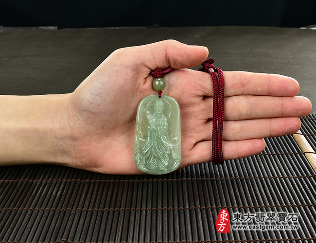 媽祖項鍊玉珮大小示意照片  翡翠媽祖項鍊玉珮（天上聖母：媽祖牌A貨翡翠媽祖玉珮、緬甸玉媽祖玉墜）。綠色糯種媽祖，MD138。客製化訂做各種翡翠媽祖吊墜玉珮項鍊。★附A貨翡翠雙證書