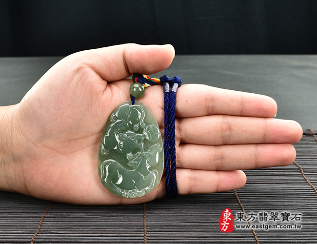翡翠生肖狗三合六合貴人項鍊玉珮正面大小示意照片 （已出售勿下標，可訂做）翡翠生肖狗三合六合貴人項鍊玉珮（生肖屬狗，最適合配戴三合六合貴人項鍊，馬虎兔：狗牌A貨翡翠生肖狗玉珮、緬甸玉生肖狗玉墜、狗十二生肖項鍊）。綠色糯種狗，ZH112。客製化訂做各種翡翠生肖狗吊墜玉珮項鍊。★附A貨翡翠雙證書