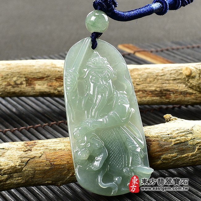 玄天上帝項鍊玉珮左側照片 （已出售勿下標，可訂做） 翡翠玄天上帝項鍊玉珮（玄天上帝：玄天上帝牌A貨翡翠玄天上帝玉珮、緬甸玉玄天上帝玉墜）。淡綠色糯種微冰玄天上帝，ST096。客製化訂做各種翡翠玄天上帝吊墜玉珮項鍊。★附A貨翡翠雙證書