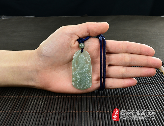 玄天上帝項鍊玉珮大小示意照片  （已出售勿下標，可訂做）翡翠玄天上帝項鍊玉珮（玄天上帝：玄天上帝牌A貨翡翠玄天上帝玉珮、緬甸玉玄天上帝玉墜）。淡綠色糯種微冰玄天上帝，ST096。客製化訂做各種翡翠玄天上帝吊墜玉珮項鍊。★附A貨翡翠雙證書