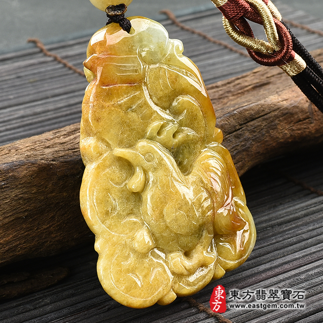 翡翠生肖三合六合貴人龍項鍊玉珮背面左側照片 翡翠生肖三合六合貴人龍項鍊玉珮（生肖屬龍，最適合配戴三合六合貴人項鍊，猴鼠雞：龍牌A貨翡翠生肖龍玉珮、緬甸玉生肖龍玉墜、龍十二生肖項鍊）。黃翡翠龍，ZH121。客製化訂做各種翡翠生肖龍吊墜玉珮項鍊。★附A貨翡翠雙證書