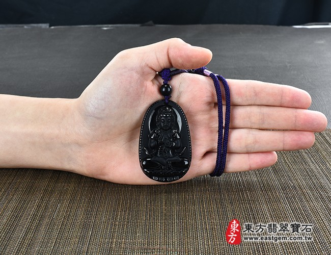 大日如來項鍊玉珮大小示意照片  （已出售勿下標，可訂做）黑曜石大日如來項鍊玉珮（大日如來：大日如來牌黑曜石大日如來玉珮、黑曜石大日如來玉墜）黑曜石大日如來，FD425。客製化訂做各種黑曜石大日如來吊墜玉珮項鍊。★附東方翡翠寶石保證卡