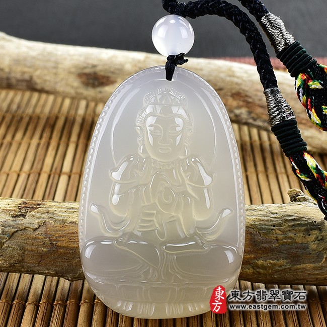 大日如來項鍊玉珮正面照片  瑪瑙大日如來項鍊玉珮（大日如來：大日如來牌瑪瑙大日如來玉珮、玉髓大日如來玉墜）。白瑪瑙玉髓大日如來，FD427。客製化訂做各種瑪瑙玉髓大日如來吊墜玉珮項鍊。★附東方翡翠寶石保證卡