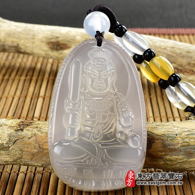 不動明王項鍊玉珮正面照片  瑪瑙不動明王項鍊玉珮（不動明王：不動明王牌瑪瑙不動明王玉珮、玉髓不動明王玉墜）。白瑪瑙玉髓不動明王，FD438。客製化訂做各種瑪瑙玉髓不動明王吊墜玉珮項鍊。★附東方翡翠寶石保證卡