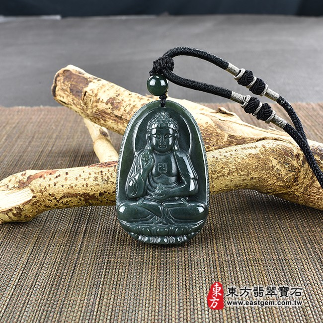 阿彌陀佛項鍊玉珮情境照片  和田青玉阿彌陀佛項鍊玉珮（阿彌陀佛：阿彌陀佛牌和田青玉阿彌陀佛玉珮、和闐青玉阿彌陀佛玉墜）。天然和田青玉和闐青玉阿彌陀佛，FD410。客製化訂做各種和田青玉和闐青玉阿彌陀佛吊墜玉珮項鍊。★附東方翡翠寶石保證卡