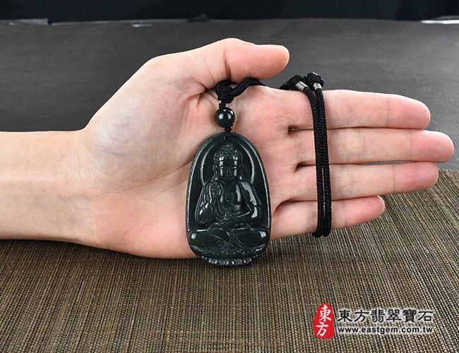 阿彌陀佛項鍊玉珮大小示意照片  和田青玉阿彌陀佛項鍊玉珮（阿彌陀佛：阿彌陀佛牌和田青玉阿彌陀佛玉珮、和闐青玉阿彌陀佛玉墜）。天然和田青玉和闐青玉阿彌陀佛，FD410。客製化訂做各種和田青玉和闐青玉阿彌陀佛吊墜玉珮項鍊。★附東方翡翠寶石保證卡