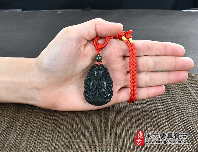 觀音項鍊玉珮大小示意照片  和田青玉觀音項鍊玉珮（觀世音菩薩、寶瓶觀音：觀音牌和田青玉觀音玉珮、和闐青玉觀音玉墜）。天然和田青玉和闐青玉觀音，GY1134。客製化訂做各種和田青玉和闐青玉觀音吊墜玉珮項鍊。★附東方翡翠寶石保證卡