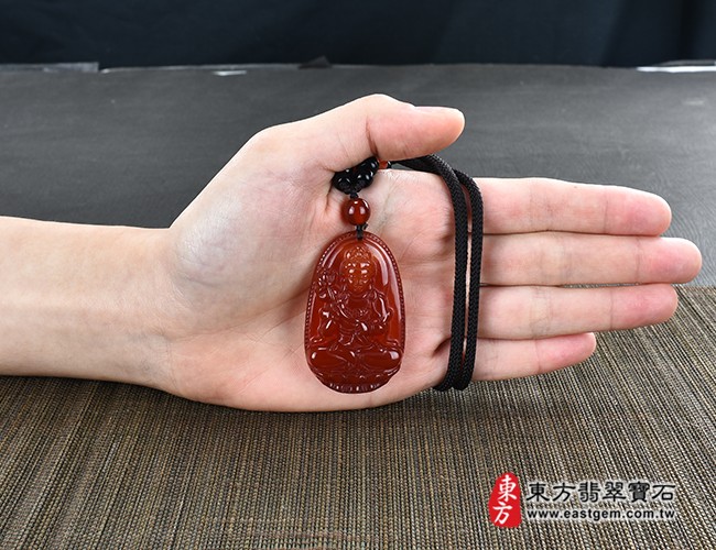大勢至菩薩項鍊玉珮大小示意照片  瑪瑙大勢至菩薩項鍊玉珮（大勢至菩薩：大勢至菩薩牌瑪瑙大勢至菩薩玉珮、玉髓大勢至菩薩玉墜）。紅瑪瑙玉髓大勢至菩薩，GY1143。客製化訂做各種瑪瑙大勢至菩薩吊墜玉珮項鍊。★附東方翡翠寶石保證卡