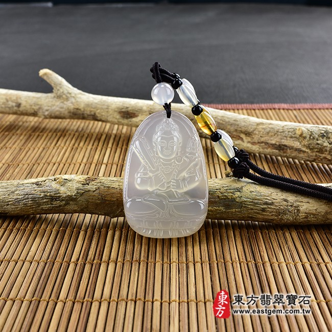 虛空藏菩薩項鍊玉珮情境照片  瑪瑙虛空藏菩薩項鍊玉珮（虛空藏菩薩：虛空藏菩薩牌瑪瑙虛空藏菩薩玉珮、玉髓虛空藏菩薩玉墜）。白瑪瑙玉髓虛空藏菩薩，GY1159。客製化訂做各種瑪瑙虛空藏菩薩吊墜玉珮項鍊。★附東方翡翠寶石保證卡