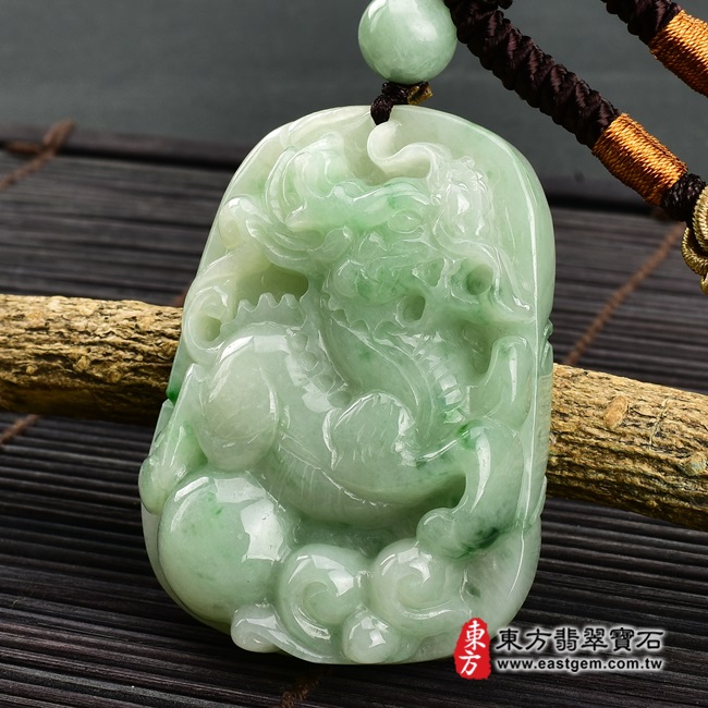 翡翠麒麟項鍊玉珮右側照片 翡翠麒麟項鍊玉珮（神獸獻瑞：麒麟牌A貨翡翠麒麟玉珮、緬甸玉麒麟玉墜）。綠色糯種帶飄花麒麟，CL089。客製化訂做各種翡翠麒麟吊墜玉珮項鍊。★附A貨翡翠雙證書